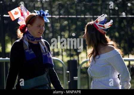 Windsor, Bershire, UK. 19 mai, 2018. Les spectateurs se préparer pour le cortège nuptial de prince Harry et Meghan Markle. Crédit : Michael Candelori/ZUMA/Alamy Fil Live News Banque D'Images