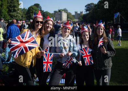 Windsor, Bershire, UK. 19 mai, 2018. Les spectateurs se préparer pour le cortège nuptial de prince Harry et Meghan Markle. Crédit : Michael Candelori/ZUMA/Alamy Fil Live News Banque D'Images