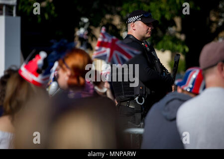 Windsor, Bershire, UK. 19 mai, 2018. La police armée surveiller la foule en avant de la procession de mariage du prince Harry et Meghan Markle. Crédit : Michael Candelori/ZUMA/Alamy Fil Live News Banque D'Images