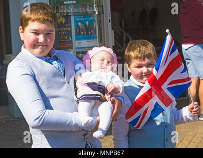 Christchurch, Bournemouth, Dorset, UK. 19 mai 2018. Les clients arrivent en tenue de mariage, avec un prix pour la meilleure habillé, à l'art déco, le Regent Cinema Center, l'un des plus beaux exemples d'un début des années 30, le cinéma pour survivre en Grande-Bretagne, à Christchurch, Dorset. Le Centre est l'hôte d'un régent en direct de l'action du mariage royal, montrant les invités arrivant à 10 h 30 et la cérémonie elle-même à midi quand le prince Harry et Meghan Markle le faire et de se marier. Les jeunes supporters royale vêtus de leurs plus beaux atours holding baby princess. Credit : Carolyn Jenkins/Alamy Live News Banque D'Images