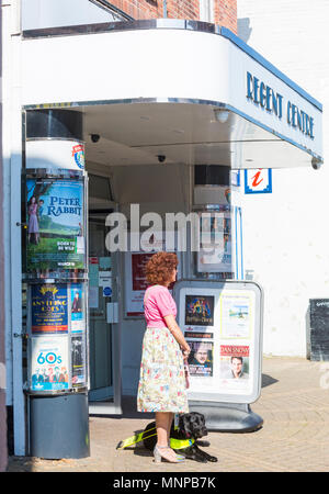 Christchurch, Bournemouth, Dorset, UK. 19 mai 2018. Les clients arrivent en tenue de mariage, avec un prix pour la meilleure habillé, à l'art déco, le Regent Cinema Center, l'un des plus beaux exemples d'un début des années 30, le cinéma pour survivre en Grande-Bretagne, à Christchurch, Dorset. Le Centre est l'hôte d'un régent en direct de l'action du mariage royal, montrant les invités arrivant à 10 h 30 et la cérémonie elle-même à midi quand le prince Harry et Meghan Markle le faire et de se marier. Banque D'Images