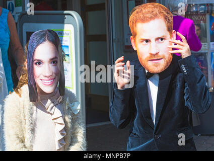 Christchurch, Bournemouth, Dorset, UK. 19 mai 2018. Les clients arrivent en tenue de mariage, avec un prix pour la meilleure habillé, à l'art déco, le Regent Cinema Center, l'un des plus beaux exemples d'un début des années 30, le cinéma pour survivre en Grande-Bretagne, à Christchurch, Dorset. Le Centre est l'hôte d'un régent en direct de l'action du mariage royal, montrant les invités arrivant à 10 h 30 et la cérémonie elle-même à midi quand le prince Harry et Meghan Markle le faire et de se marier. Banque D'Images