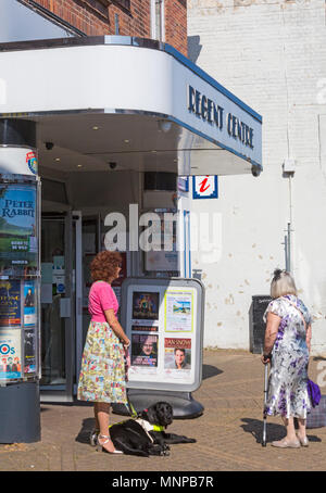 Christchurch, Bournemouth, Dorset, UK. 19 mai 2018. Les clients arrivent en tenue de mariage, avec un prix pour la meilleure habillé, à l'art déco, le Regent Cinema Center, l'un des plus beaux exemples d'un début des années 30, le cinéma pour survivre en Grande-Bretagne, à Christchurch, Dorset. Le Centre est l'hôte d'un régent en direct de l'action du mariage royal, montrant les invités arrivant à 10 h 30 et la cérémonie elle-même à midi quand le prince Harry et Meghan Markle le faire et de se marier. Banque D'Images