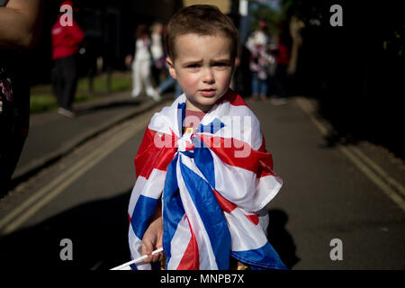 Windsor, Bershire, UK. 19 mai, 2018. Un jeune spectateur arrive pour la procession de mariage du prince Harry et Meghan Markle. Crédit : Michael Candelori/ZUMA/Alamy Fil Live News Banque D'Images