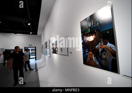 Zhengzhou, Chine, province de Henan. 19 mai, 2018. Personnes Voir les photos exposées pendant le 17ème Festival International de l'art photographique à Zhengzhou, capitale de la province du Henan en Chine centrale, le 19 mai 2018. Credit : Zhu Xiang/Xinhua/Alamy Live News Banque D'Images