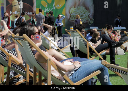 Le Westfield, White City, Londres, Royaume-Uni. 19 mai 2018. Les familles apprécieront les célébrations de mariage royal sur un grand écran à Westfield. Adam crédit Constantine/Alamy Live News Banque D'Images