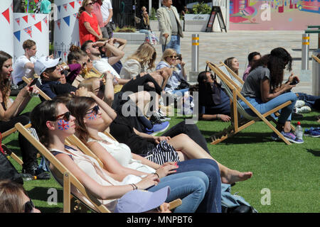 Le Westfield, White City, Londres, Royaume-Uni. 19 mai 2018. Les familles apprécieront les célébrations de mariage royal sur un grand écran à Westfield. Adam crédit Constantine/Alamy Live News Banque D'Images