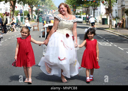 Brighton et Hove, East Sussex, UK. Les résidents de St Leanoards Road à Brighton et Hove photographié célébrant la cérémonie du mariage royal de Meghan Markle et le prince Harry lors de leur fête de quartier. Samedi 19 Mai 2018 © Sam Stephenson/Alamy Live News. Banque D'Images