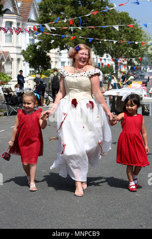 Brighton et Hove, East Sussex, UK. Les résidents de St Leanoards Road à Brighton et Hove photographié célébrant la cérémonie du mariage royal de Meghan Markle et le prince Harry lors de leur fête de quartier. Samedi 19 Mai 2018 © Sam Stephenson/Alamy Live News. Banque D'Images