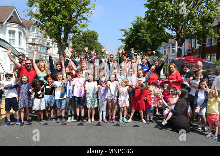 Brighton et Hove, East Sussex, UK. Les résidents de St Leanoards Road à Brighton et Hove photographié célébrant la cérémonie du mariage royal de Meghan Markle et le prince Harry lors de leur fête de quartier. Samedi 19 Mai 2018 © Sam Stephenson/Alamy Live News. Banque D'Images