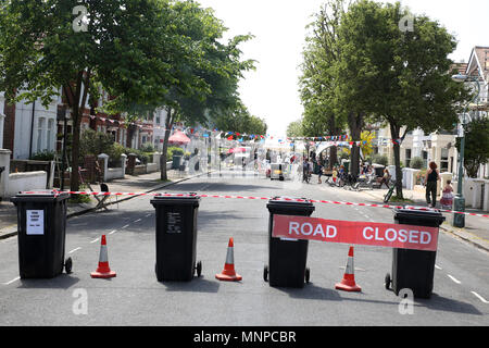Brighton et Hove, East Sussex, UK. Les résidents de St Leanoards Road à Brighton et Hove photographié célébrant la cérémonie du mariage royal de Meghan Markle et le prince Harry lors de leur fête de quartier. Samedi 19 Mai 2018 © Sam Stephenson/Alamy Live News. Banque D'Images