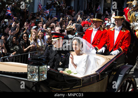 Windsor, Royaume-Uni. 19 mai, 2018. Le prince Harry et Meghan Markle, maintenant, le duc et la duchesse de Kent, assis dans un chariot d'un landau Ascot procession accompagnée par une escorte de la Household Cavalry parmi 110 000 sympathisants dans les rues de Windsor et sur la Longue Marche dans Windsor Great Park après leur mariage à la Chapelle St George du château de Windsor. Credit : Mark Kerrison/Alamy Live News Banque D'Images