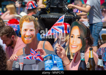 Des gens portant des masques de Prince Harry et Meghan Markle et des drapeaux d'Union Jack à une fête de rue pour observer et célébrer le mariage royal. Ringwood, Hampshire, Angleterre, Royaume-Uni, 19th mai 2018. Banque D'Images