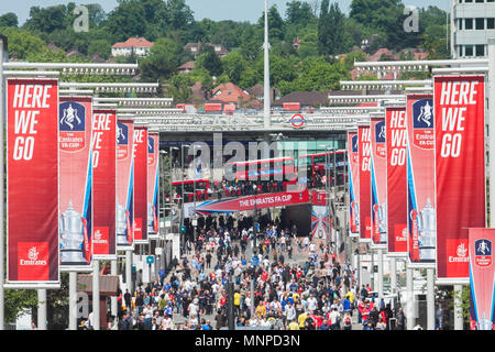 Wembley, Middlesex, Royaume-Uni. 19 mai 2018. Fans commencent à arriver dans la chaleur du soleil pour la finale de la FA Cup Showcase disputée entre Chelsea et Manchester United au stade de Wembley Crédit : amer ghazzal/Alamy Live News Banque D'Images