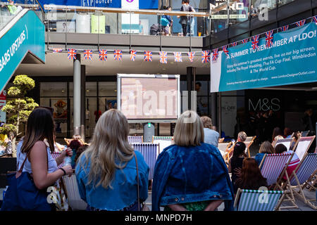 Londres, Angleterre, 19 mai 2018. Une foule s'est assis sur des chaises longues à regarder le mariage royal sur grand écran à la LBA à Wembley Park © Tim Ring/Alamy Live News Banque D'Images