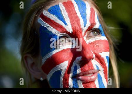 Femme porte Union Jack la peinture pour le visage pendant le mariage royal à Windsor, Royaume-Uni. Finnbarr Crédit : Webster/Alamy Live News Banque D'Images