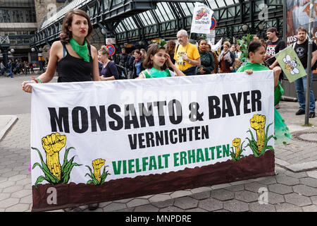 19 mai 2018, l'Allemagne, Hambourg : manifestants portent une lecture 'Monsanto bannière & Bayer vernichten. Vielfalt erhalten'. détruire Monsanto et Bayer. préserver la diversité) à l'avant de la marche de protestation contre la coroporation agricole Monsanto. Ils manifester contre les semences génétiquement modifiées et, selon leur opinion, les pesticides qui sont nocifs pour l'environnement. Photo : Markus Scholz/dpa Banque D'Images