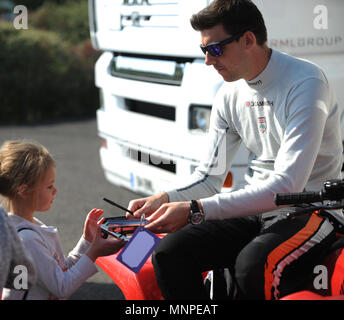 Andover, Hampshire, Royaume-Uni, le 19 mai 2018. Dan Cammish (Halfords Yuasa) de signer des autographes à la Dunlop MSA British Touring Car Championship à Thruxton Circuit de Course, Andover, Hampshire, Royaume-Uni. Avec la plus grande vitesse moyenne de n'importe quelle piste visitée par le BTCC, Thruxton's 2.4 km circuit fournit certaines des plus grands frissons et les déversements dans le sport automobile et a acquis la réputation d'être un véritable suivi du conducteur. En 1993, Damon Hill a conduit une voiture de Formule 1 Williams autour du circuit à la vitesse moyenne de 147km/h et les pilotes peuvent atteindre 186mph. Crédit : Michael Preston/Alamy Live News Banque D'Images