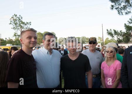 Texas, USA, 18 mai 2018 - le sénateur américain Ted Cruz, pose avec quelques enfants pendant la veillée donnée pour le Santa Fe École secondaire le vendredi 18 mai Crédit : Carolina Sanchez-Monge/ZUMA/Alamy Fil Live News Banque D'Images