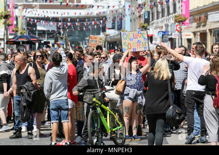 19 mai, 2018. Une marche de solidarité à travers Southend High Street en réponse à la mort d'un adolescent poignardé Southend, Fabian Kacica, lundi soir. Penelope Barritt/Alamy Live News Banque D'Images