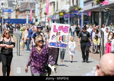 19 mai, 2018. Une marche de solidarité à travers Southend High Street en réponse à la mort d'un adolescent poignardé Southend, Fabian Kacica, lundi soir. Penelope Barritt/Alamy Live News Banque D'Images