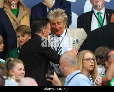 Hampden Park, Glasgow, Royaume-Uni. 19 mai, 2018. Scottish Cup final football, Celtic contre Motherwell ; Rod Stewart s'entretient à un fan d'Action Crédit : Plus Sport/Alamy Live News Banque D'Images