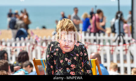 Brighton UK 19 mai 2018 - Des milliers de regarder le mariage royal entre le Prince Harry et Meghan Markle sur un écran géant installé sur le front de mer de Brighton West Pier par le crédit d'aujourd'hui : Simon Dack/Alamy Live News Banque D'Images