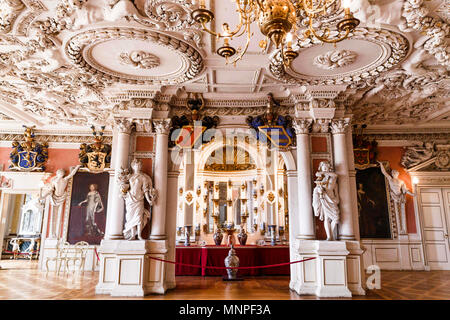 17 mai 2018, l'Allemagne, Gotha : La salle de bal à l'intérieur du palais de Friedenstein. Palais de Friedenstein est un des mieux conservé de monuments architecturaux du début du baroque. Ernest, duc de Saxe-Gotha à Gotha (1601 - 1675), construit la résidence entre 1643 et 1654. Cette année, le Palace jours aura lieu du 18 au 21 mai 2018. Photo : Carsten Koall/dpa Banque D'Images