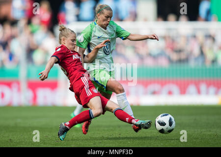 19 mai 2018, l'Allemagne, Cologne : Soccer, Womens : Deutscher Fußball-Bund (DFB) (lit. Association allemande de football) Tasse, Bayern Munich vs VfL Wolfsburg, final à RhineEnergyStadium : Munich's Leonie Maier (L) atteint le ballon avant de Wolfsburg Lara Dickenmann. (CONDITIONS D'EMBARGO - ATTENTION : La DFB interdit l'utilisation et la publication d'images séquentielles sur l'internet et autres médias en ligne pendant le match (y compris la mi-temps). ATTENTION : période de blocage ! La DFB permet l'utilisation et la publication des photos pour les services mobiles (MMS) et en particulier pour le DVB-H et D Banque D'Images