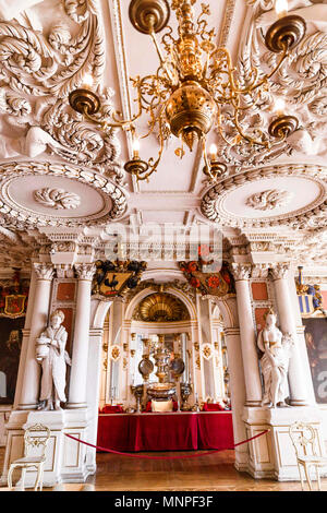 17 mai 2018, l'Allemagne, Gotha : La salle de bal à l'intérieur du palais de Friedenstein. Palais de Friedenstein est un des mieux conservé de monuments architecturaux du début du baroque. Ernest, duc de Saxe-Gotha à Gotha (1601 - 1675), construit la résidence entre 1643 et 1654. Cette année, le Palace jours aura lieu du 18 au 21 mai 2018. Photo : Carsten Koall/dpa Banque D'Images