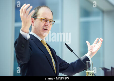 Berlin, Allemagne, 19 mai 2018. Sébastien Bois, ambassadeur britannique en Allemagne, prononce une allocution lors d'une célébration et diffusion en direct du mariage du prince Harry et Meghan Markle à l'ambassade britannique à Berlin. Photo : Gregor Fischer/dpa dpa : Crédit photo alliance/Alamy Live News Banque D'Images