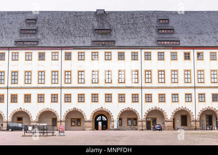 17 mai 2018, l'Allemagne, Gotha : La partie centrale du palais de Friedenstein. Palais de Friedenstein est un des mieux conservé de monuments architecturaux du début du baroque. Ernest, duc de Saxe-Gotha à Gotha (1601 - 1675), construit la résidence entre 1643 et 1654. Cette année, le Palace jours aura lieu du 18 au 21 mai 2018. Photo : Carsten Koall/dpa Banque D'Images