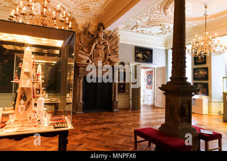 17 mai 2018, l'Allemagne, Gotha : de nombreuses expositions sont à l'affiche au Palais de Friedenstein. Palais de Friedenstein est un des mieux conservé de monuments architecturaux du début du baroque. Ernest, duc de Saxe-Gotha à Gotha (1601 - 1675), construit la résidence entre 1643 et 1654. Cette année, le Palace jours aura lieu du 18 au 21 mai 2018. Photo : Carsten Koall/dpa Banque D'Images