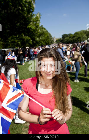 Londres, Royaume-Uni. 19 mai, 2018. Jane Batchelor marcha trois mille miles à Windsor, pour rejoindre les fêtes de mariage royal. C'était la fin de la promenade à travers l'histoire de l'Angleterre à pied qui a commencé dans les îles Shetland.Le mariage du prince Harry et Mme Meghan Markle a lieu à Windsor le samedi 19 mai 2018. Moins de 200 000 personnes sont attendues à descendre sur Windsor pour la journée, Windsor, Royaume-Uni. Credit : Veronika Lukasova/ZUMA/Alamy Fil Live News Banque D'Images