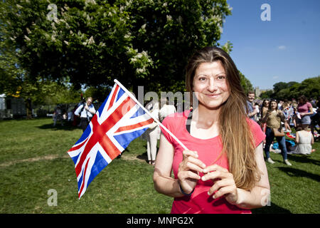 Londres, Royaume-Uni. 19 mai, 2018. Jane Batchelor marcha trois mille miles à Windsor, pour rejoindre les fêtes de mariage royal. C'était la fin de la promenade à travers l'histoire de l'Angleterre à pied qui a commencé dans les îles Shetland.Le mariage du prince Harry et Mme Meghan Markle a lieu à Windsor le samedi 19 mai 2018. Moins de 200 000 personnes sont attendues à descendre sur Windsor pour la journée, Windsor, Royaume-Uni. Credit : Veronika Lukasova/ZUMA/Alamy Fil Live News Banque D'Images