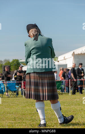 Paisley, Scotland, UK. 19 mai, 2018. Plus de 150 groupes du monde entier se sont rendus à St James' Terrains de jeu en Paisley et la concurrence dans le championnat britannique Pipe Band. Sur la photo de l'arbitre féminine. Credit : Skully/Alamy Live News Banque D'Images