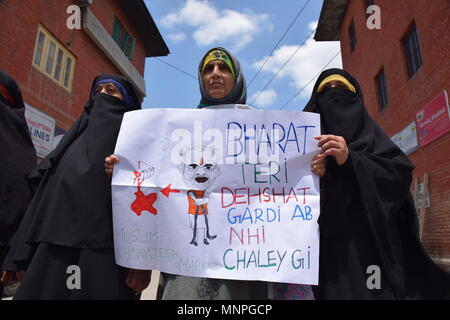 Cachemire, l'Inde, le 19 mai 2018. Khawateen musulmane Markaz (J&K) les membres d'une manifestation à Srinagar contre la visite du Premier Ministre Narendra Modi à l'état de Jammu-et-Cachemire.En dépit des restrictions dans de nombreuses régions de Srinagar, capitale d'été du Cachemire indien, des gens sont venus dans les rues de marche vers la lal chowk (centre-ville) comme le JRL (Joint) a appelé à un leadership Résistance Lal Chowk mars pour protester contre la visite du Premier Ministre Narendra Modi à l'état. Des restrictions ont été imposées dans de nombreuses parties de Srinagar à empêcher la marche de protestation appelé par JRL. (Crédit Image : © Ab Crédit : ZUMA Press, Banque D'Images