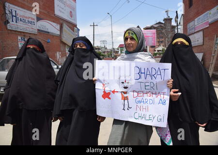 Cachemire, l'Inde, le 19 mai 2018. Khawateen musulmane Markaz (J&K) les membres d'une manifestation à Srinagar contre la visite du Premier Ministre Narendra Modi à l'état de Jammu-et-Cachemire.En dépit des restrictions dans de nombreuses régions de Srinagar, capitale d'été du Cachemire indien, des gens sont venus dans les rues de marche vers le lalchowk (centre-ville) comme le JRL (Joint Leadership résistance) a appelé à l'Lalchowk mars pour protester contre la visite du Premier Ministre Narendra Modi à l'état. Des restrictions ont été imposées dans de nombreuses parties de Srinagar à empêcher la marche de protestation appelé par JRL. (Crédit Image : © Crédit Abb : ZUMA Press, JE Banque D'Images