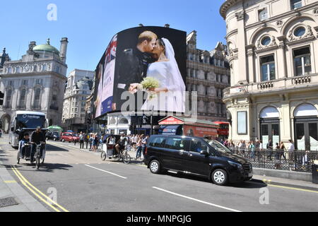 Londres, Royaume-Uni, 19 mai 2018. Une photo du prince Harry et Meghan Markle's Wedding à Windsor a été affichée sur le babillard électronique à Piccadilly Circus, London.UK Crédit : michael melia/Alamy Live News Banque D'Images