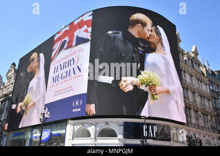 19 mai 2018. Une photo du prince Harry et Meghan Markle's Wedding à Windsor a été affichée sur le panneau d'affichage électronique géant dans Piccadilly Circus, Londres. UK Crédit : michael melia/Alamy Live News Banque D'Images