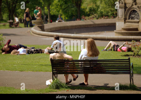 Glasgow, Écosse, Royaume-Uni 19 Mai.UK Météo : beau temps sur la ville a apporté les habitants et les touristes dans les rues de touchers aff météo. Comme le mariage royal a été ignorée par les fêtards qui a frappé le soleil dans le parc de Kelvingrove. Gérard Ferry/Alamy news Banque D'Images