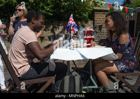 Kingston-upon-Thames, London, UK, 19 mai 2018. Les voisins se rassemblent à une rue locale fête pour célébrer le mariage du prince Harry et Meghan Markle au soleil : Crédit photographique à vue/Alamy Live News Banque D'Images