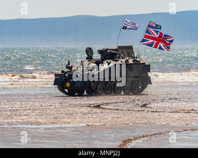 Filey, UK. 19 mai, 2018. Tank randonnées se déroulent sur la plage pendant le 2e week-end Steampunk Filey. Cette attraction populaire est de retour pour une deuxième année et en dépit d'être sur le même week-end que le mariage royal est d'attirer des fans Steampunk de tout le Royaume-Uni. Bailey-Cooper Photo Photography/Alamy Live News Banque D'Images