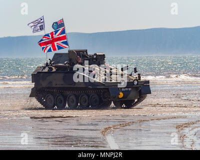 Filey, UK. 19 mai, 2018. Tank randonnées se déroulent sur la plage pendant le 2e week-end Steampunk Filey. Cette attraction populaire est de retour pour une deuxième année et en dépit d'être sur le même week-end que le mariage royal est d'attirer des fans Steampunk de tout le Royaume-Uni. Bailey-Cooper Photo Photography/Alamy Live News Banque D'Images