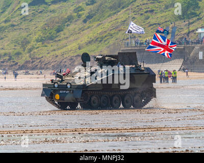 Filey, UK. 19 mai, 2018. Tank randonnées se déroulent sur la plage pendant le 2e week-end Steampunk Filey. Cette attraction populaire est de retour pour une deuxième année et en dépit d'être sur le même week-end que le mariage royal est d'attirer des fans Steampunk de tout le Royaume-Uni. Bailey-Cooper Photo Photography/Alamy Live News Banque D'Images