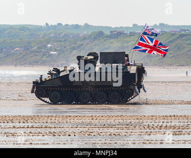 Filey, UK. 19 mai, 2018. Tank randonnées se déroulent sur la plage pendant le 2e week-end Steampunk Filey. Cette attraction populaire est de retour pour une deuxième année et en dépit d'être sur le même week-end que le mariage royal est d'attirer des fans Steampunk de tout le Royaume-Uni. Bailey-Cooper Photo Photography/Alamy Live News Banque D'Images