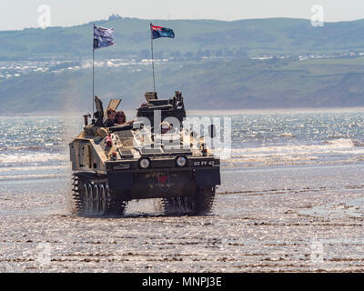 Filey, UK. 19 mai, 2018. Tank randonnées se déroulent sur la plage pendant le 2e week-end Steampunk Filey. Cette attraction populaire est de retour pour une deuxième année et en dépit d'être sur le même week-end que le mariage royal est d'attirer des fans Steampunk de tout le Royaume-Uni. Bailey-Cooper Photo Photography/Alamy Live News Banque D'Images