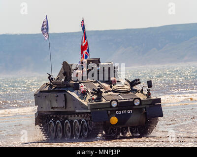 Filey, UK. 19 mai, 2018. Tank randonnées se déroulent sur la plage pendant le 2e week-end Steampunk Filey. Cette attraction populaire est de retour pour une deuxième année et en dépit d'être sur le même week-end que le mariage royal est d'attirer des fans Steampunk de tout le Royaume-Uni. Bailey-Cooper Photo Photography/Alamy Live News Banque D'Images