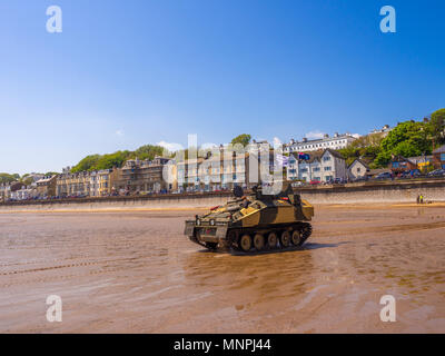 Filey, UK. 19 mai, 2018. Tank randonnées se déroulent sur la plage pendant le 2e week-end Steampunk Filey. Cette attraction populaire est de retour pour une deuxième année et en dépit d'être sur le même week-end que le mariage royal est d'attirer des fans Steampunk de tout le Royaume-Uni. Bailey-Cooper Photo Photography/Alamy Live News Banque D'Images