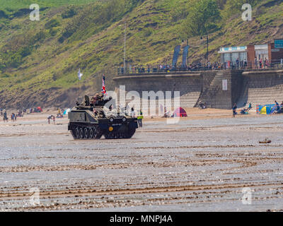 Filey, UK. 19 mai, 2018. Tank randonnées se déroulent sur la plage pendant le 2e week-end Steampunk Filey. Cette attraction populaire est de retour pour une deuxième année et en dépit d'être sur le même week-end que le mariage royal est d'attirer des fans Steampunk de tout le Royaume-Uni. Bailey-Cooper Photo Photography/Alamy Live News Banque D'Images